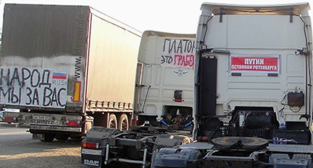 The trucks of the protesting drivers in Dagestan. November 24, 2015. Photo by Murad Muradov for the "Caucasian Knot" The trucks of the protesting drivers in Dagestan. November 24, 2015. Photo by Murad Muradov for the "Caucasian Knot"