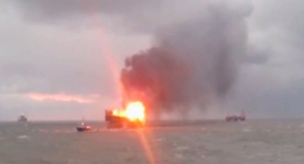 The burning oil platform of the "Guneshli" oil field. Photo: Meydan.TV The burning oil platform of the "Guneshli" oil field. Photo: Meydan.TV