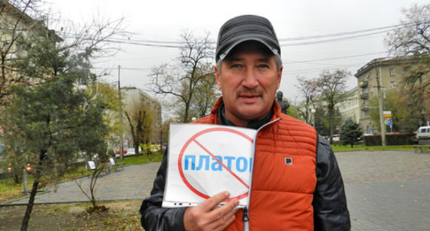 Truck driver in solo picket, Volgograd, December 7, 2015. Photo by Tatiana Filimonova for the ‘Caucasian Knot’. Truck driver in solo picket, Volgograd, December 7, 2015. Photo by Tatiana Filimonova for the ‘Caucasian Knot’.