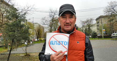 Truck driver in solo picket, Volgograd, December 7, 2015. Photo by Tatiana Filimonova for the ‘Caucasian Knot’. 