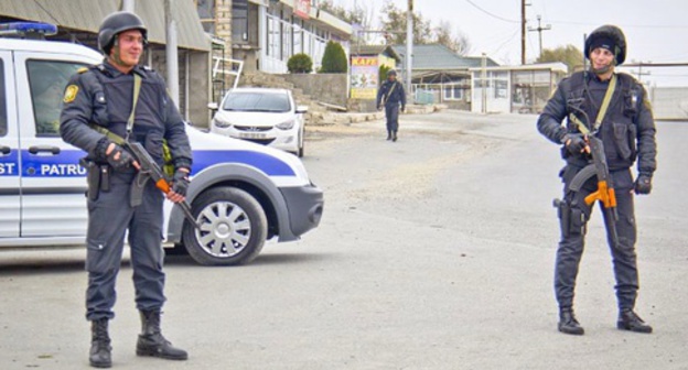 Armed law enforcers in Nardaran. Photo: Famil Mahmudbayli, RFE/RL