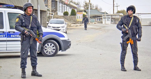 Armed law enforcers in Nardaran. Photo: Famil Mahmudbayli, RFE/RL Armed law enforcers in Nardaran. Photo: Famil Mahmudbayli, RFE/RL