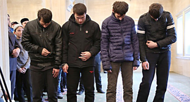 The young men who set the ziyart of Saint Yangulbi-Sheikh Khadzhi Dokhtukaev on fire. Photo: http://grozny-inform.ru/news/society/66542/