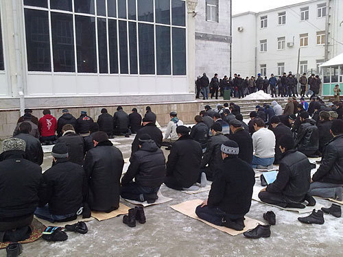 Dagestan, winter prayer at the central mosque of Makhachkala. Photo by the "Caucasian Knot" Dagestan, winter prayer at the central mosque of Makhachkala. Photo by the "Caucasian Knot"
