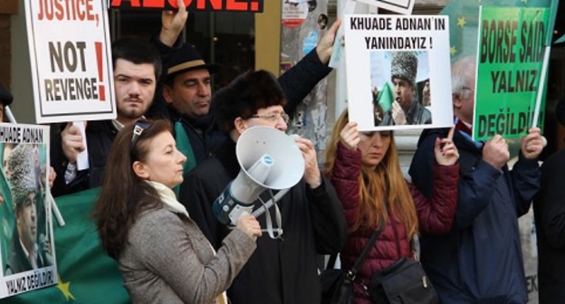 Picket near General Consulate of Russia in Turkey, Istanbul, December 19, 2015. Photo by Magomed Tuayev for the ‘Caucasian Knot’. Picket near General Consulate of Russia in Turkey, Istanbul, December 19, 2015. Photo by Magomed Tuayev for the ‘Caucasian Knot’.
