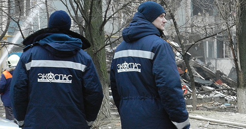 Ministry for Emergencies officers at the site of explosion at a residential building inVolgograd, December 20, 2015. Photo by Tatiana Filimonova for the ‘Caucasian Knot’. Ministry for Emergencies officers at the site of explosion at a residential building inVolgograd, December 20, 2015. Photo by Tatiana Filimonova for the ‘Caucasian Knot’.