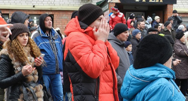 Tenants of the blasted residential building and their neighbours after the explosion, Volgograd, December 20, 2015. Photo by Tatiana Filimonova for the ‘Caucasian Knot’. Tenants of the blasted residential building and their neighbours after the explosion, Volgograd, December 20, 2015. Photo by Tatiana Filimonova for the ‘Caucasian Knot’.
