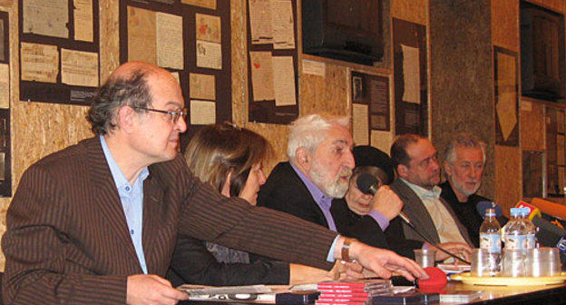 Museum and public center named after Andrei Sakharov, prize "For Journalism as a Deed". Jury (left to right): Yuri Samodurov, Director of Sakharov Center; Pilar Bonet, "El Pais" newspaper correspondent; Alexei Simonov, President of Glasnost Protection Foundation, chairman of prize jury; Elvira Goriukhina ("Novaya Gazeta"); Alexei Pankin, chief editor of magazine "Strategiya I Practica Izdatelskogo Biznesa. Ifra-GIPP Magazin"; Peter Vins, prize founder. Moscow, December 2007. Photo by the "Caucasian Knot" Museum and public center named after Andrei Sakharov, prize "For Journalism as a Deed". Jury (left to right): Yuri Samodurov, Director of Sakharov Center; Pilar Bonet, "El Pais" newspaper correspondent; Alexei Simonov, President of Glasnost Protection Foundation, chairman of prize jury; Elvira Goriukhina ("Novaya Gazeta"); Alexei Pankin, chief editor of magazine "Strategiya I Practica Izdatelskogo Biznesa. Ifra-GIPP Magazin"; Peter Vins, prize founder. Moscow, December 2007. Photo by the "Caucasian Knot"