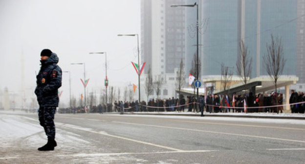 A policeman in a street of Grozny. Photo by Magomed Magomedov for the "Caucasian Knot"