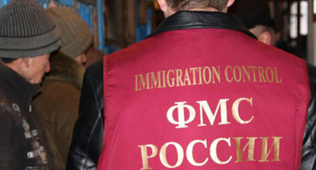 Migration Service officer. Photo http://www.yugopolis.ru/