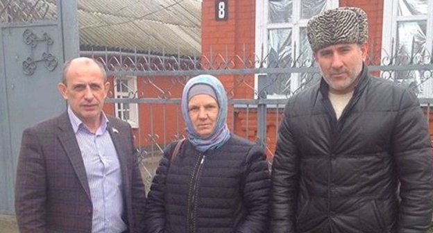 Kusama Maskhadova with the deputies of the Chechen parliament Magomed Khanbiev and Idris Gaibov. Photo: Grozny-inform.ru