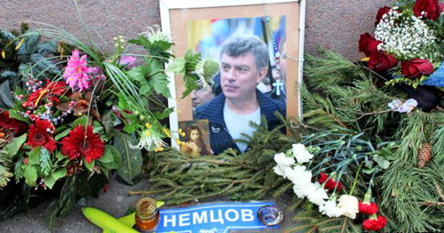 Flowers and portrait at the place of Boris Nemtsov murder, Moscow. Photo: Mumin Shakirov (RFE/RL) Flowers and portrait at the place of Boris Nemtsov murder, Moscow. Photo: Mumin Shakirov (RFE/RL)