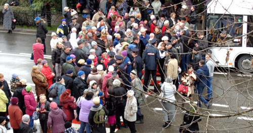 Sochi pensioners blocked the street close to the Mayoralty. January 15, 2016. Photo by Svetlana Kravchenko for the "Caucasian Knot"