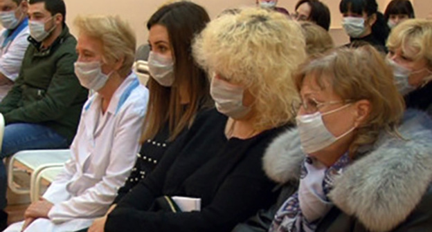Sochi residents at the lecture on the measures to avoide influenza. Photo: http://www.blogsochi.ru/content/sochintsam-rasskazali-kak-ne-zabolet-grippom