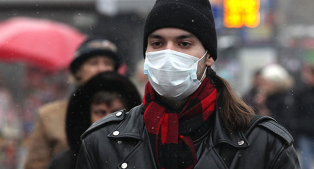 A young man in a surgical mask. Photo: Sputnik/ Yevgeny Biyatov, http://sputnik-georgia.ru/society/20160127/229923227.html