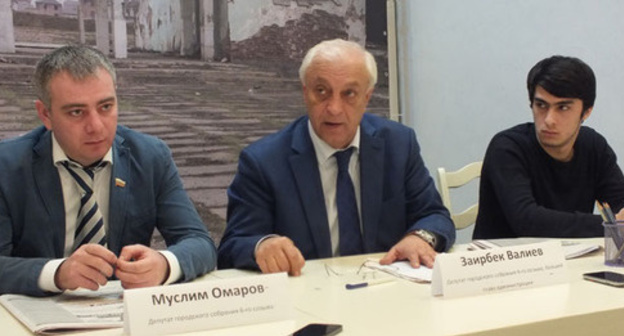 Muslim Omarov, the Deputy of the City Assembly of Buynaksk, Zairbek Valiev, the Deputy of the City Assembly of Buynaksk, blogger Gadzhi Nurutdinov (to the right). Photo by Patimat Makhmudova for the "Caucasian Knot"