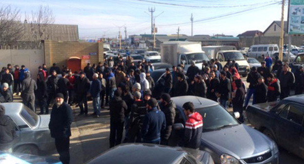 Rally against closer of the mosque "Severnaya" in Khasavyurt, February 1, 2016. Photo: http://chernovik.net/content/lenta-novostey/neskolko-tysyach-prihozhan-zakrytoy-vchera-v-hasavyurte-mecheti-dvigayutsya