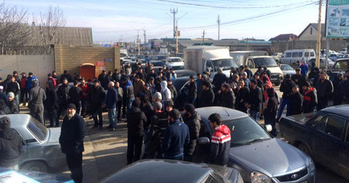 Rally against closer of the mosque "Severnaya" in Khasavyurt, February 1, 2016. Photo: http://chernovik.net/content/lenta-novostey/neskolko-tysyach-prihozhan-zakrytoy-vchera-v-hasavyurte-mecheti-dvigayutsya