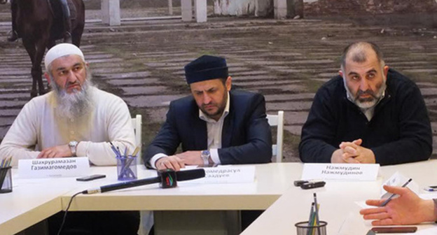 Participants of the roundtable in Makhachkala dedicated to the closure of the mosque "Severnaya" in Khasavyurt. Photo by Patimat Makhmudova for the ‘Caucasian Knot’. 