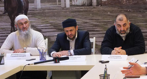 Participants of the roundtable in Makhachkala dedicated to the closure of the mosque "Severnaya" in Khasavyurt. Photo by Patimat Makhmudova for the ‘Caucasian Knot’. Participants of the roundtable in Makhachkala dedicated to the closure of the mosque "Severnaya" in Khasavyurt. Photo by Patimat Makhmudova for the ‘Caucasian Knot’.