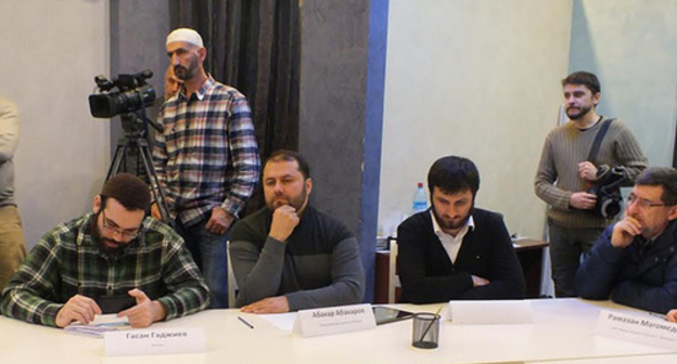 Participants of the roundtable in Makhachkala dedicated to the closure of the mosque "Severnaya" in Khasavyurt. Photo by Patimat Makhmudova for the ‘Caucasian Knot’.