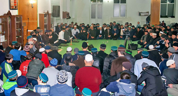 Believers in Shamkhal mosque, Makhachkala. Photo: http://islamdag.ru/news/14079