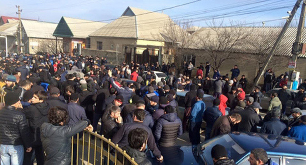 Protest march to the City Administration of Khasavyurt. Photo: Magomed M.