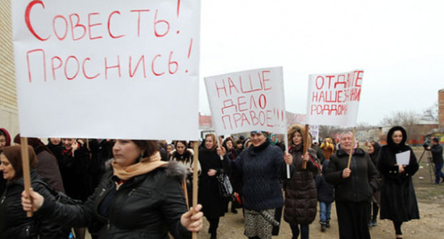 Mass rally at the perinatal centre in Khasavyurt, February 3, 2016. Photo: http://chernovik.net/content/foto-bez-kommentariev/7-yanvarya-v-hasavyurte-u-zdaniya-nedavno-otkryvshegosya?page=0%2C0%2C156