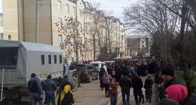 Rally at the perinatal centre in Khasavyurt. Photo: http://www.riadagestan.ru/news/incidents/