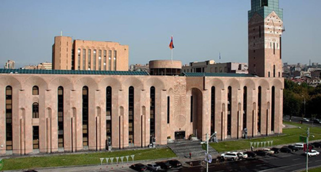 The building of Yerevan Mayoralty. Photo: http://arm-world.ru/news/novostnik/2500-taron-markaryan-erevan-i-sankt-peterburg-rasshiryayut-gorizonty-sotrudnichestva.html The building of Yerevan Mayoralty. Photo: http://arm-world.ru/news/novostnik/2500-taron-markaryan-erevan-i-sankt-peterburg-rasshiryayut-gorizonty-sotrudnichestva.html
