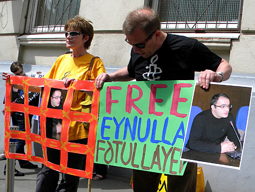 Representatives of the human rights organization "Amnesty International" next to the Aizerbaijani embassy in Moscow, June 3, 2010. Photo by the "Caucasian Knot" Representatives of the human rights organization "Amnesty International" next to the Aizerbaijani embassy in Moscow, June 3, 2010. Photo by the "Caucasian Knot"