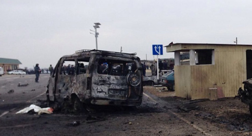 Explosion at traffic police checkpoint in Derbent District of Dagestan. Photo: http://www.riadagestan.ru/news/investigation_and_courts/nak_v_rezultate_vzryva_v_dagestane_pogibli_dvoe_politseyskikh_raneny_13_chelovek/