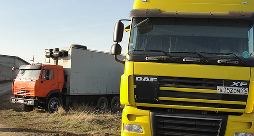 Heavy trucks during protest rally of truck drivers, Dagestan, November 24, 2015. Photo by Murad Muradov for the ‘Caucasian Knot’. Heavy trucks during protest rally of truck drivers, Dagestan, November 24, 2015. Photo by Murad Muradov for the ‘Caucasian Knot’.