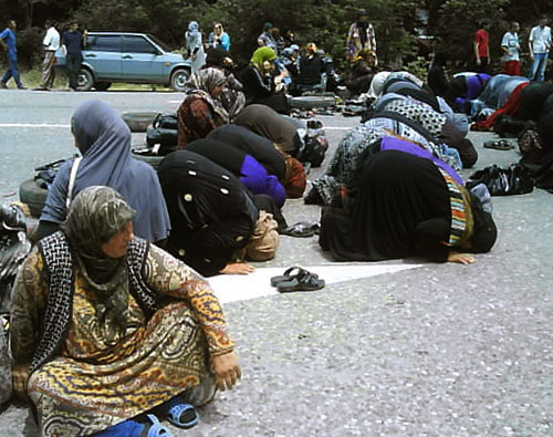 Residents of Kizlyar block "Rostov-Baku" Highway. Dagestan, June 9, 2010. By courtesy of the Human Rights Centre "Memorial" Residents of Kizlyar block "Rostov-Baku" Highway. Dagestan, June 9, 2010. By courtesy of the Human Rights Centre "Memorial"