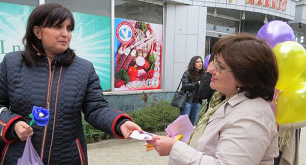 Woman gives out leaflets inviting to the action of Women’s Resource Centre in Stepanakert. Photo by Alvard Grigoryan for the ‘Caucasian Knot’. Woman gives out leaflets inviting to the action of Women’s Resource Centre in Stepanakert. Photo by Alvard Grigoryan for the ‘Caucasian Knot’.