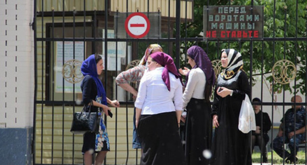 Pupils near the school gates in Grozny. Photo by Magomed Magomedov for the ‘Caucasian Knot’. Pupils near the school gates in Grozny. Photo by Magomed Magomedov for the ‘Caucasian Knot’.