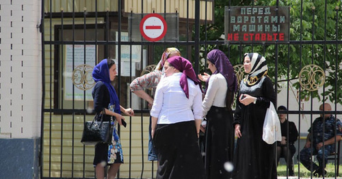 Pupils near the school gates in Grozny. Photo by Magomed Magomedov for the ‘Caucasian Knot’. 