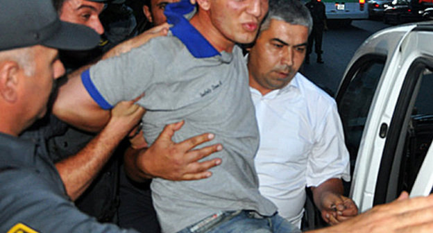 Rovshan Nasirli at detention by police. Baku, June 19, 2010. Photo by www.irfs.az
Rovshan Nasirli at detention by police. Baku, June 19, 2010. Photo by www.irfs.az