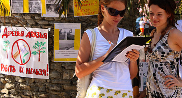 Signing-in at a picket in defence of nature of the Black Sea coast in Sochi. Poster on the left runs: "Trees are friends, stop cutting them!" June 19, 2010. Photo by the "Caucasian Knot"
Signing-in at a picket in defence of nature of the Black Sea coast in Sochi. Poster on the left runs: "Trees are friends, stop cutting them!" June 19, 2010. Photo by the "Caucasian Knot"