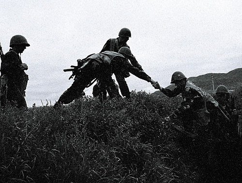 Armenian soldiers in Nagorno-Karabakh (1994). Photo by http://ru.wikipedia.org
Armenian soldiers in Nagorno-Karabakh (1994). Photo by http://ru.wikipedia.org