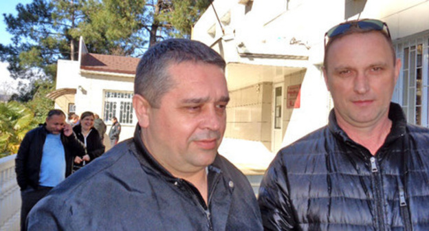 Advocate Mikhail Okhrimenko (to the left) and the kossack defendant Sergey Fetisov near the building of the Adler City Court. Photo by Svetlana Kravchenko for the "Caucasian Knot"
