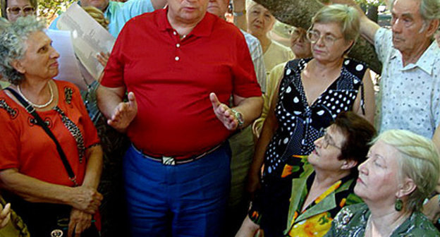 Аnatoli Pakhomov (center) at the meeting of residents of Central district in Sochi. June 27, 2010. Photo by the "Caucasian Knot"
Аnatoli Pakhomov (center) at the meeting of residents of Central district in Sochi. June 27, 2010. Photo by the "Caucasian Knot"