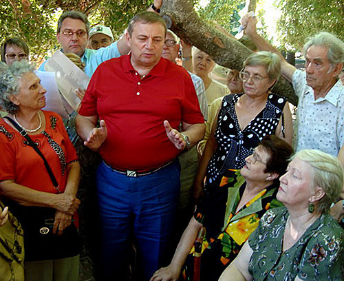 Аnatoli Pakhomov (center) at the meeting of residents of Central district in Sochi. June 27, 2010. Photo by the "Caucasian Knot"
