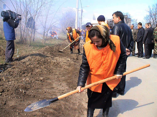 Cleaning of Grozny streets. Photo by www.chechnyafree.ru Cleaning of Grozny streets. Photo by www.chechnyafree.ru
