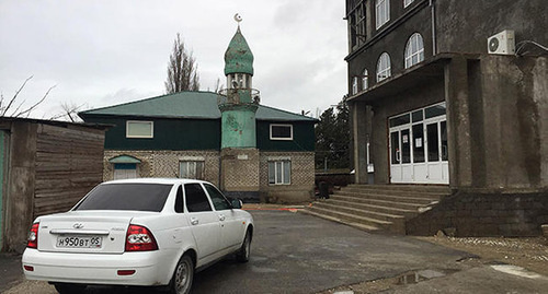 Mosque in Hungarian Fighters Street, Makhachkala, Photo: Daniel Turovsky / ‘Meduza’, https://meduza.io/feature/2016/02/24/mecheti-v-kotorye-opasno-hodit