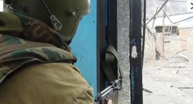 Law enforcer. Photo: http://nac.gov.ru/nakmessage/2015/10/14/v-dagestane-neitralizovany-boeviki-iz-gimrinskoi-bandy.html Law enforcer. Photo: http://nac.gov.ru/nakmessage/2015/10/14/v-dagestane-neitralizovany-boeviki-iz-gimrinskoi-bandy.html