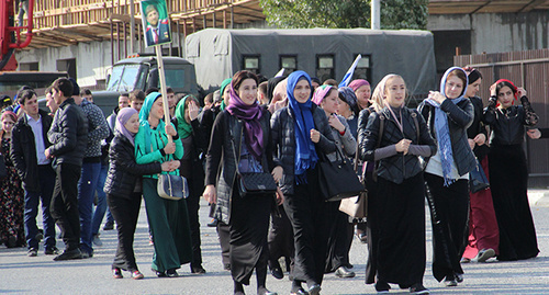Grozny residents going to the rally. Photo by Magomed Magomedov for the ‘Caucasian Knot‘. Grozny residents going to the rally. Photo by Magomed Magomedov for the ‘Caucasian Knot‘.
