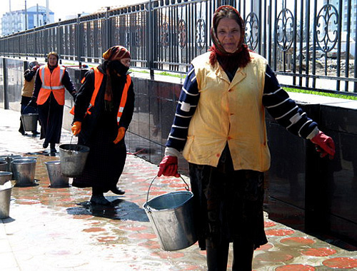 Cleaning of Grozny streets. Photo by www.chechnyafree.ru Cleaning of Grozny streets. Photo by www.chechnyafree.ru