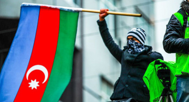 Protester holds flag of Azerbaijan. December 2013. Photo by Aziz Karimov for the ‘Caucasian Knot’. Protester holds flag of Azerbaijan. December 2013. Photo by Aziz Karimov for the ‘Caucasian Knot’.