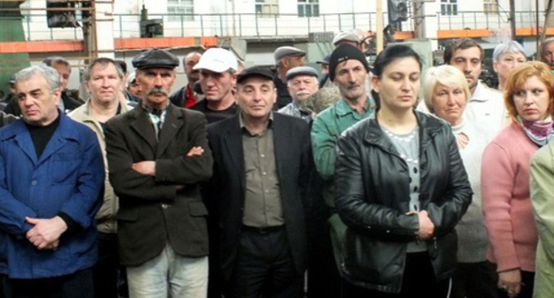 Workers of "Aviaagregat" factory take part in rally. Photo by Patimat Makhmudova for the ‘Caucasian Knot’. Workers of "Aviaagregat" factory take part in rally. Photo by Patimat Makhmudova for the ‘Caucasian Knot’.